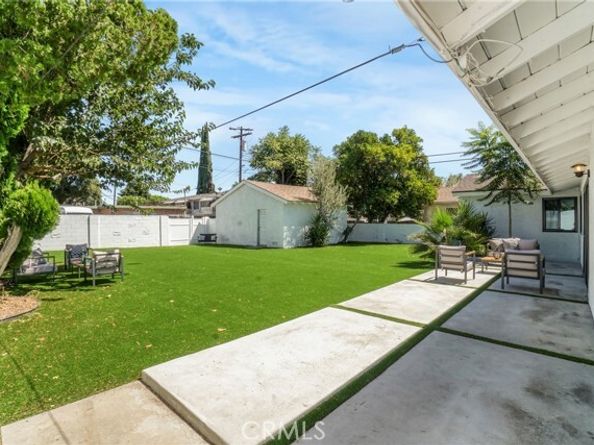 8400 Chimineas Avenue, Northridge (los Angeles) CA 91325