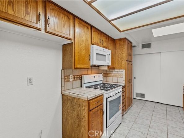 16255 Devonshire Street 31, Granada Hills (los Angeles) CA 91344