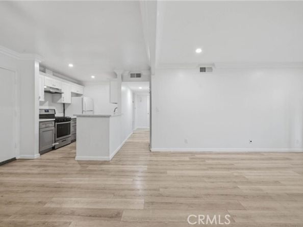 18620 Hatteras Street 206, Tarzana (los Angeles) CA 91356