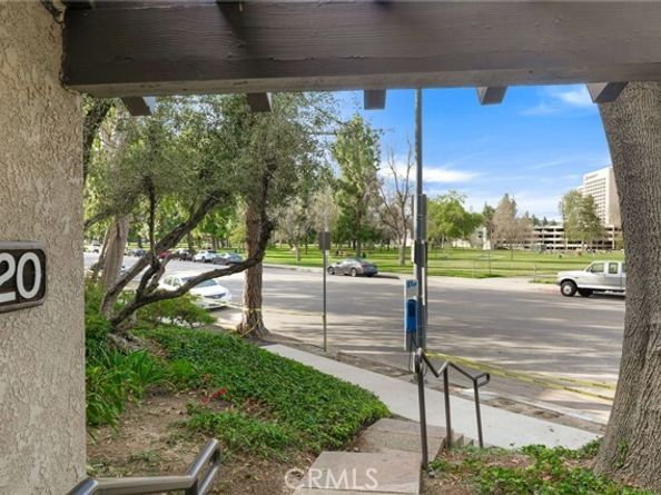 5757 Owensmouth Avenue 20, Woodland Hills (los Angeles) CA 91367