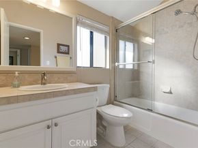 5757 Owensmouth Avenue 20, Woodland Hills (los Angeles) CA 91367