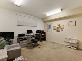 5757 Owensmouth Avenue 20, Woodland Hills (los Angeles) CA 91367