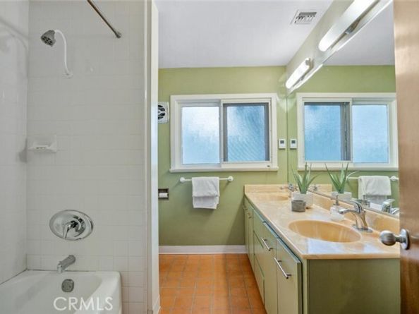 17610 Chase Street, Northridge (los Angeles) CA 91325