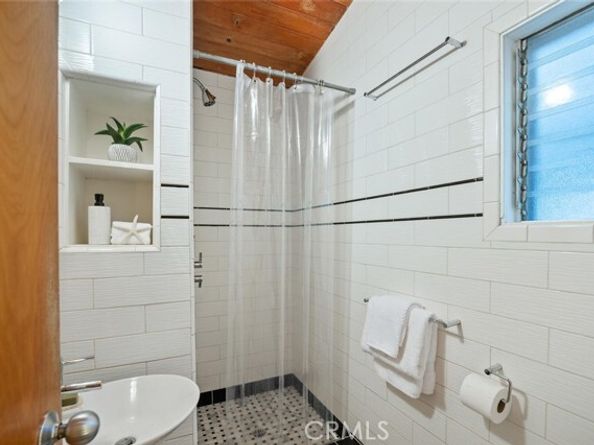 17610 Chase Street, Northridge (los Angeles) CA 91325