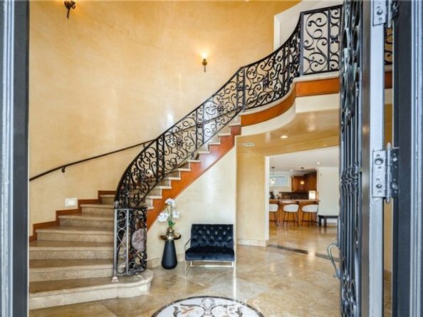19554 Wells Drive, Tarzana (los Angeles) CA 91356