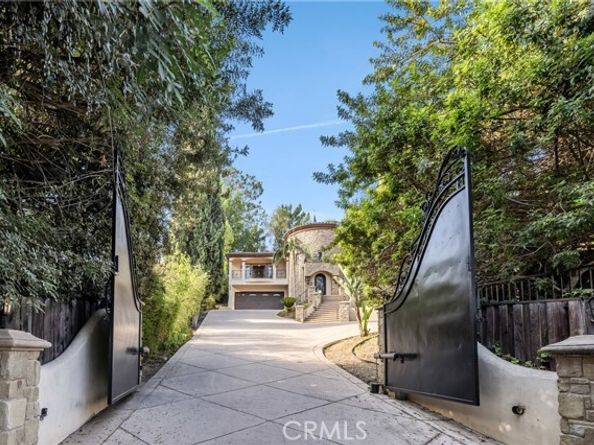 19554 Wells Drive, Tarzana (los Angeles) CA 91356