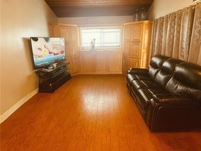 22252 Bassett Street, Canoga Park (los Angeles) CA 91303