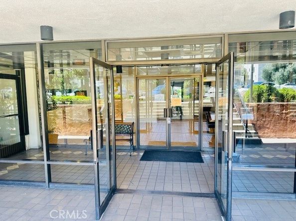421 S La Fayette Park 214, Los Angeles CA 90057