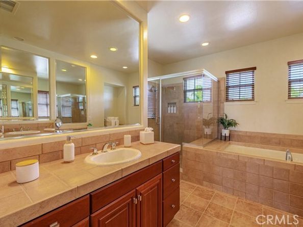 22 Modesto, Irvine CA 92602
