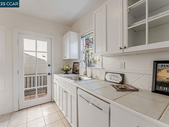654 Mandana Blvd, Oakland CA 94610