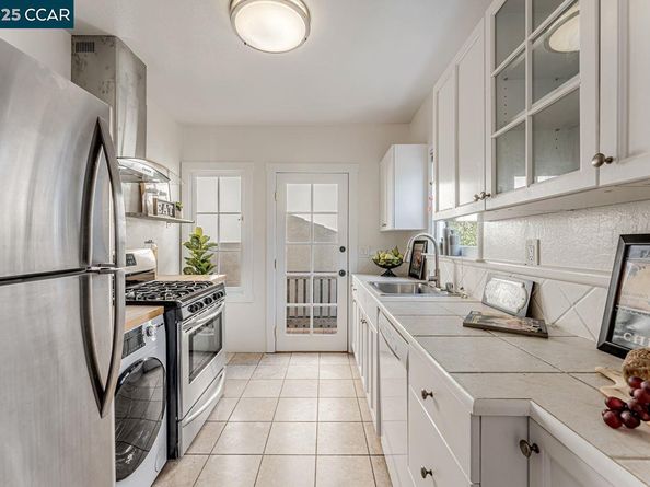 654 Mandana Blvd, Oakland CA 94610