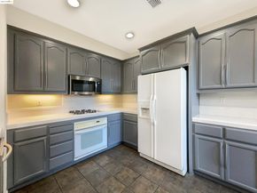 51 Village Square PL, Pleasant Hill CA 94523