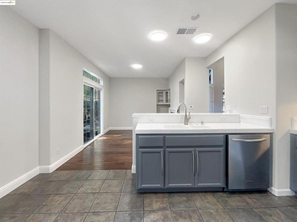 51 Village Square PL, Pleasant Hill CA 94523