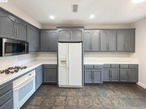 51 Village Square PL, Pleasant Hill CA 94523