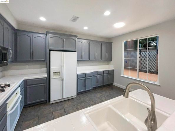 51 Village Square PL, Pleasant Hill CA 94523