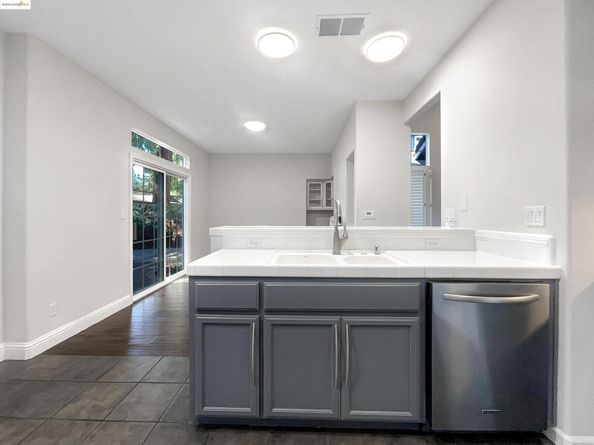 51 Village Square PL, Pleasant Hill CA 94523