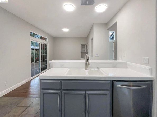 51 Village Square PL, Pleasant Hill CA 94523