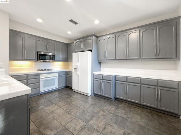 51 Village Square PL, Pleasant Hill CA 94523
