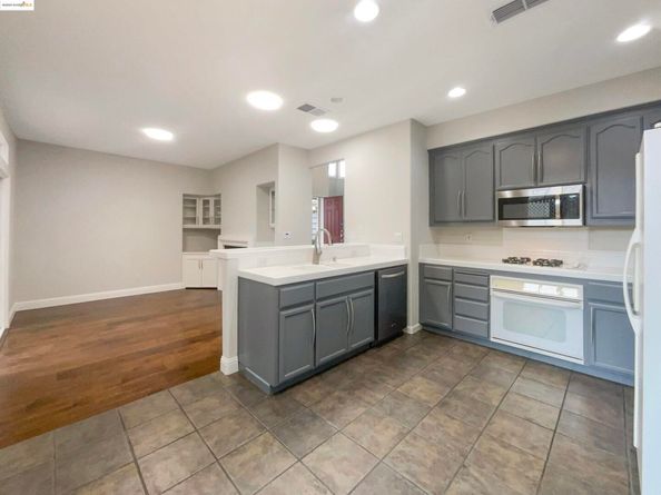 51 Village Square PL, Pleasant Hill CA 94523