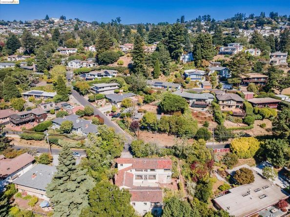 44 Highgate Rd, Kensington CA 94707