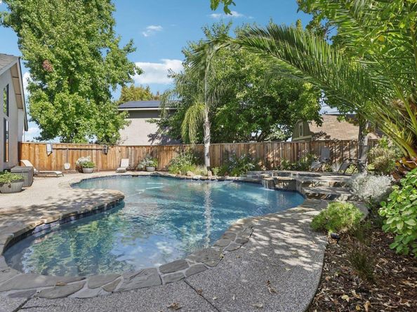300 Lodgepole Ct, Martinez CA 94553