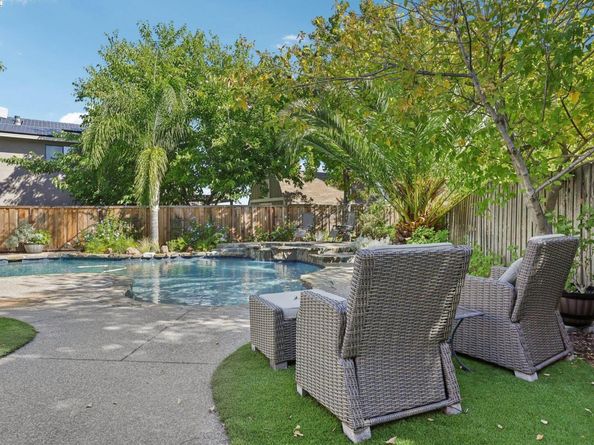 300 Lodgepole Ct, Martinez CA 94553