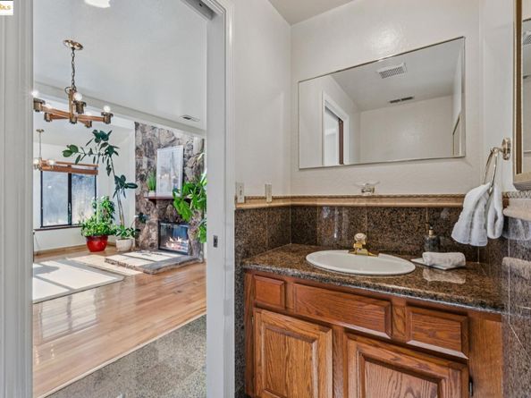 9090 Castlewood St, Oakland CA 94605