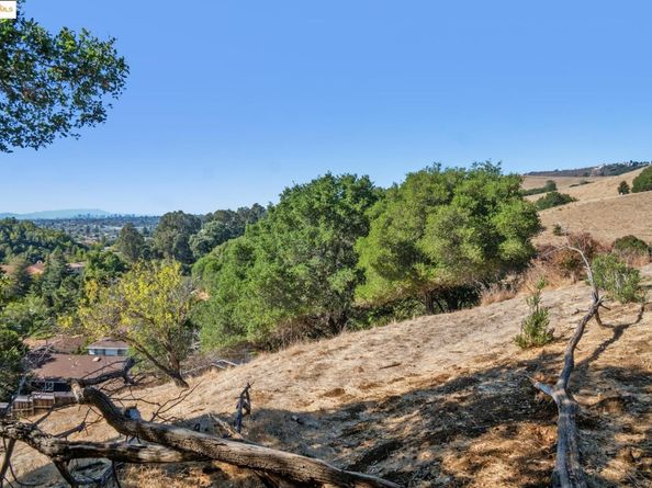 9090 Castlewood St, Oakland CA 94605