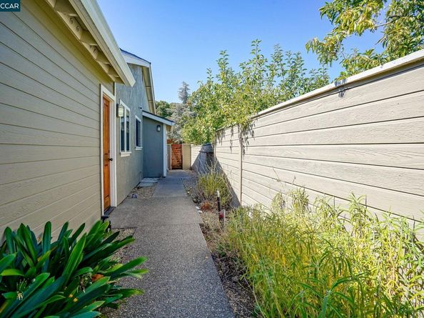 2411 Pinon Ct, Martinez CA 94553
