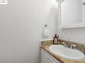 7400 Mountain Blvd 11, Oakland CA 94605