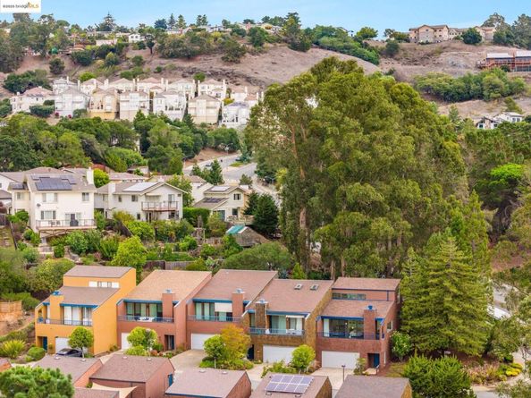 2 Sereno Circle, Oakland CA 94619