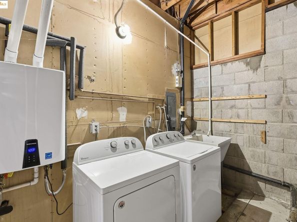 2 Sereno Circle, Oakland CA 94619