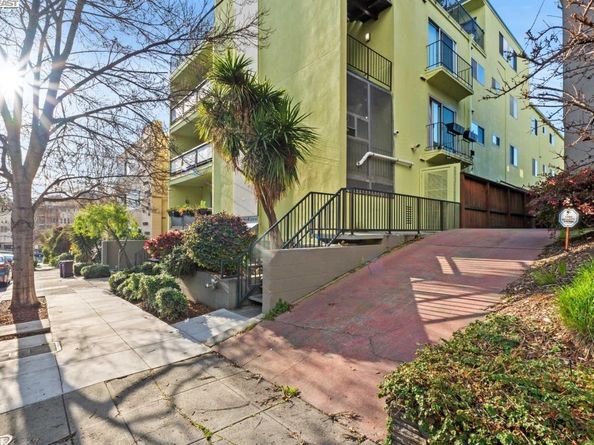 321 Warwick Ave 302, Oakland CA 94610