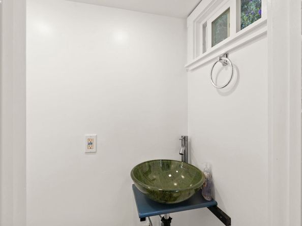 3932 Gardenia Pl, Oakland CA 94605