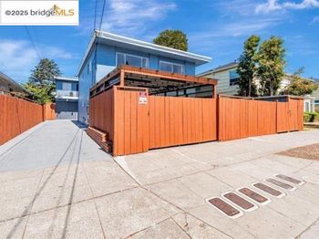 1011 Delaware St