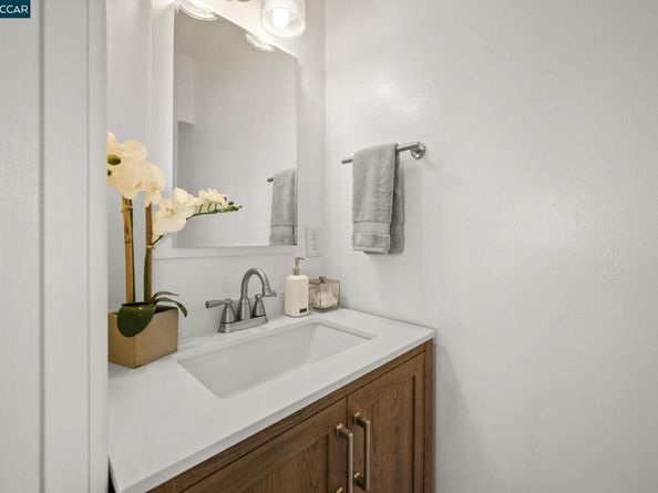 3927 Aqua Vista St, Oakland CA 94601