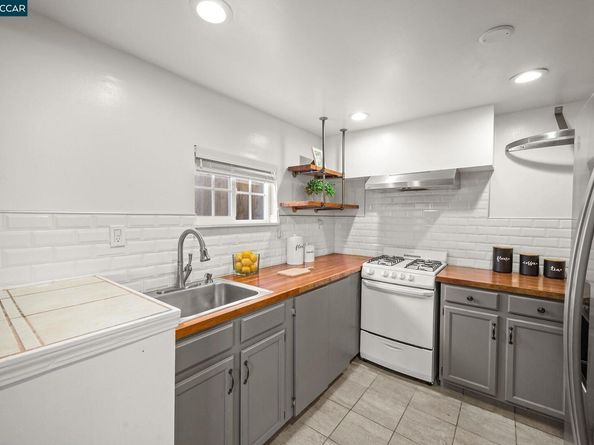 3927 Aqua Vista St, Oakland CA 94601