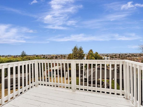 9883 Lawlor St, Oakland CA 94605
