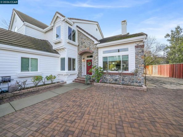 376 Blue Oak Ln, Clayton CA 94517