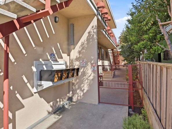 2550 Damuth St, Oakland CA 94602