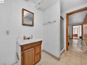 9012 Burr St, Oakland CA 94605