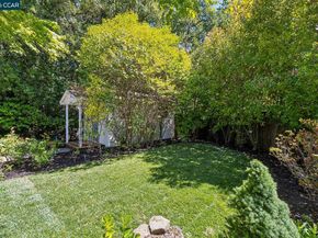 4 Crest Rd, Lafayette CA 94549
