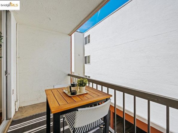 250 Whitmore St 205, Oakland CA 94611