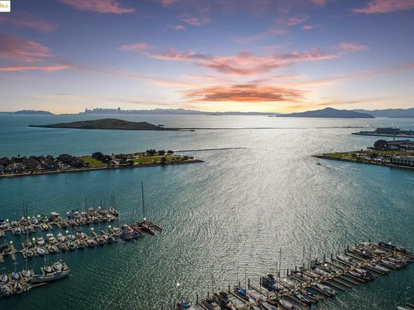 215 Lakeshore Ct, Richmond CA 94804