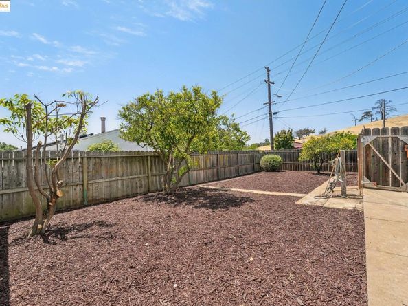 10601 Sheldon St, Oakland CA 94605