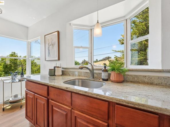 10601 Sheldon St, Oakland CA 94605