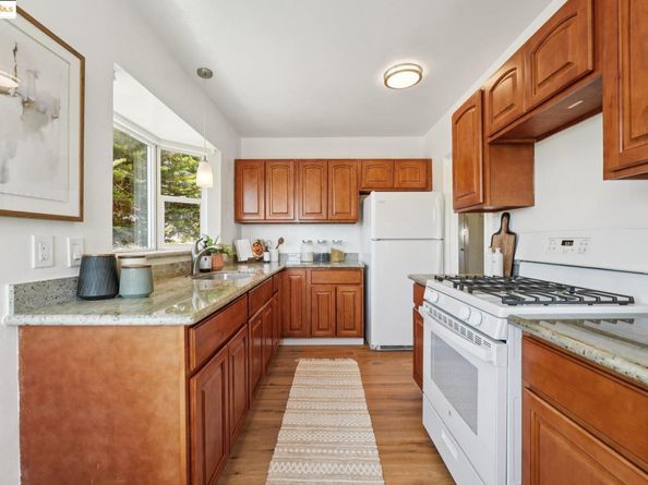 10601 Sheldon St, Oakland CA 94605