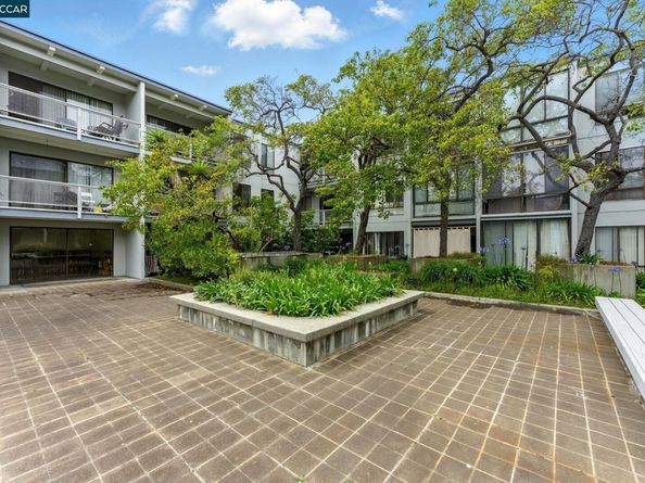 9 Commodore Dr A208, Emeryville CA 94608