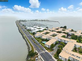 9 Commodore Dr A208, Emeryville CA 94608