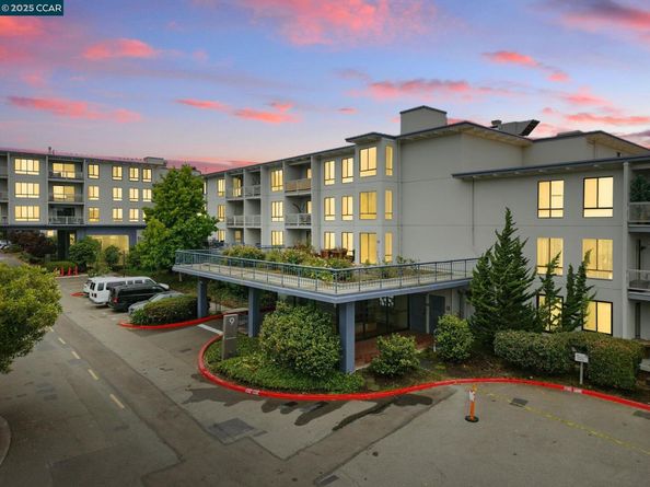 9 Commodore Dr A208, Emeryville CA 94608